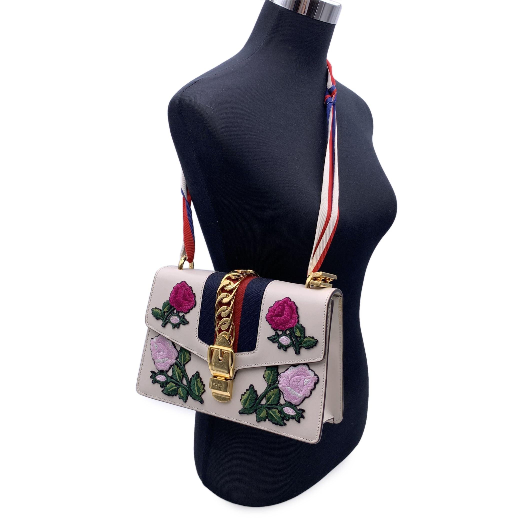 Esta hermosa Bolsa vendrá con un Certificado de Autenticidad proporcionado por Entrupy. El certificado se entregará sin coste adicional Impresionante bolso pequeño 
