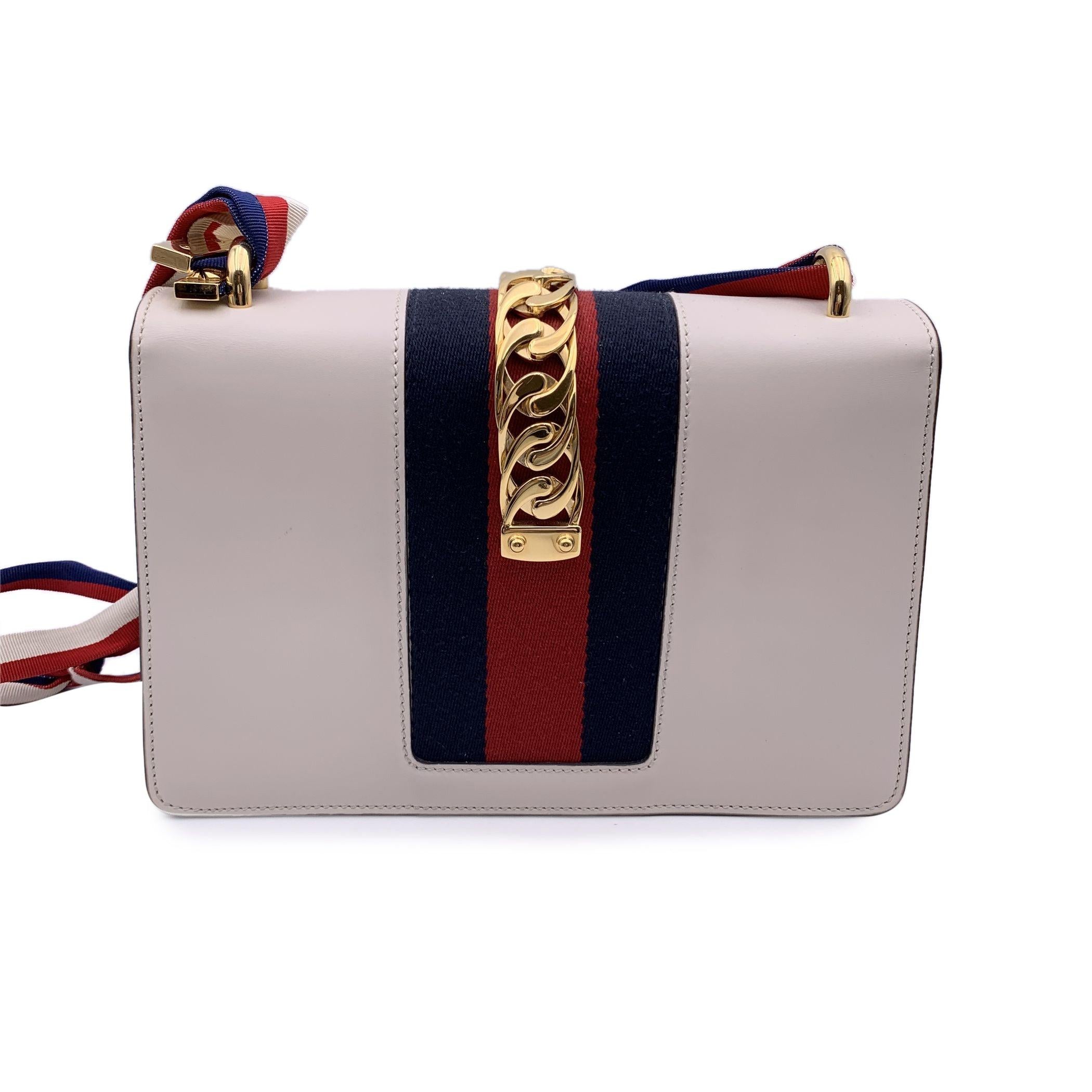 Bolso pequeño Gucci Sylvie de piel blanca con parches bordados Gris