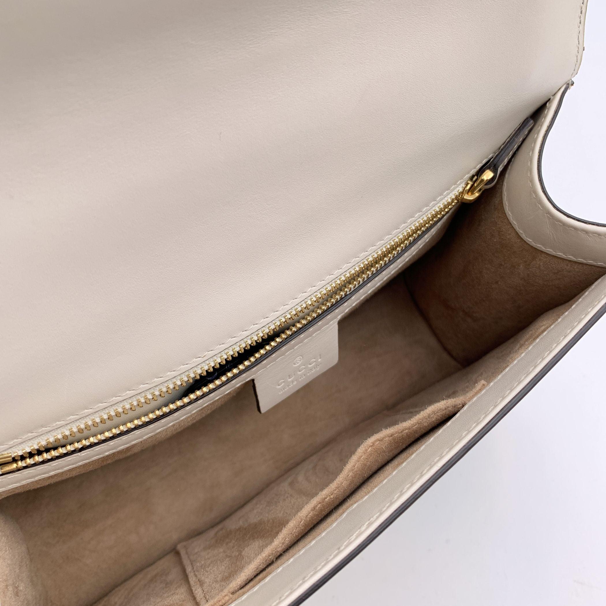 De las mujeres Bolso pequeño Gucci Sylvie de piel blanca con parches bordados