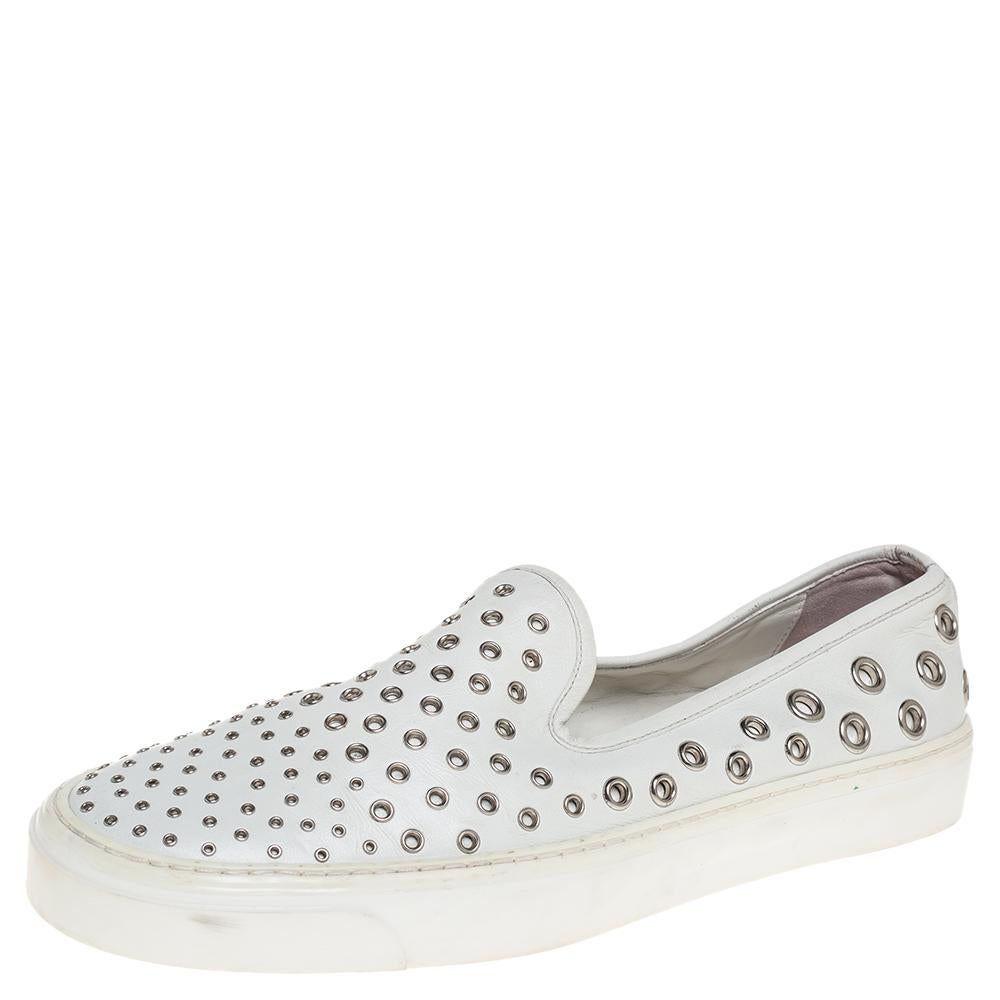 Estas zapatillas slip-on de Gucci pueden ser tu calzado ideal para el día a día. Puedes ponértelos y estar segura de que te sentirás cómoda. Llevan adornos de ojales en el exterior y están acabados con suela de goma.

