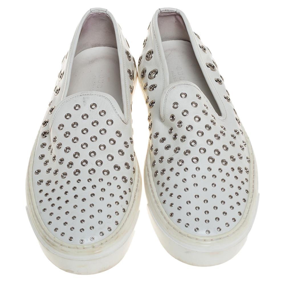Gucci Cuero Blanco Ojal Embellished Slip On Sneakers Talla 38.5 Gris