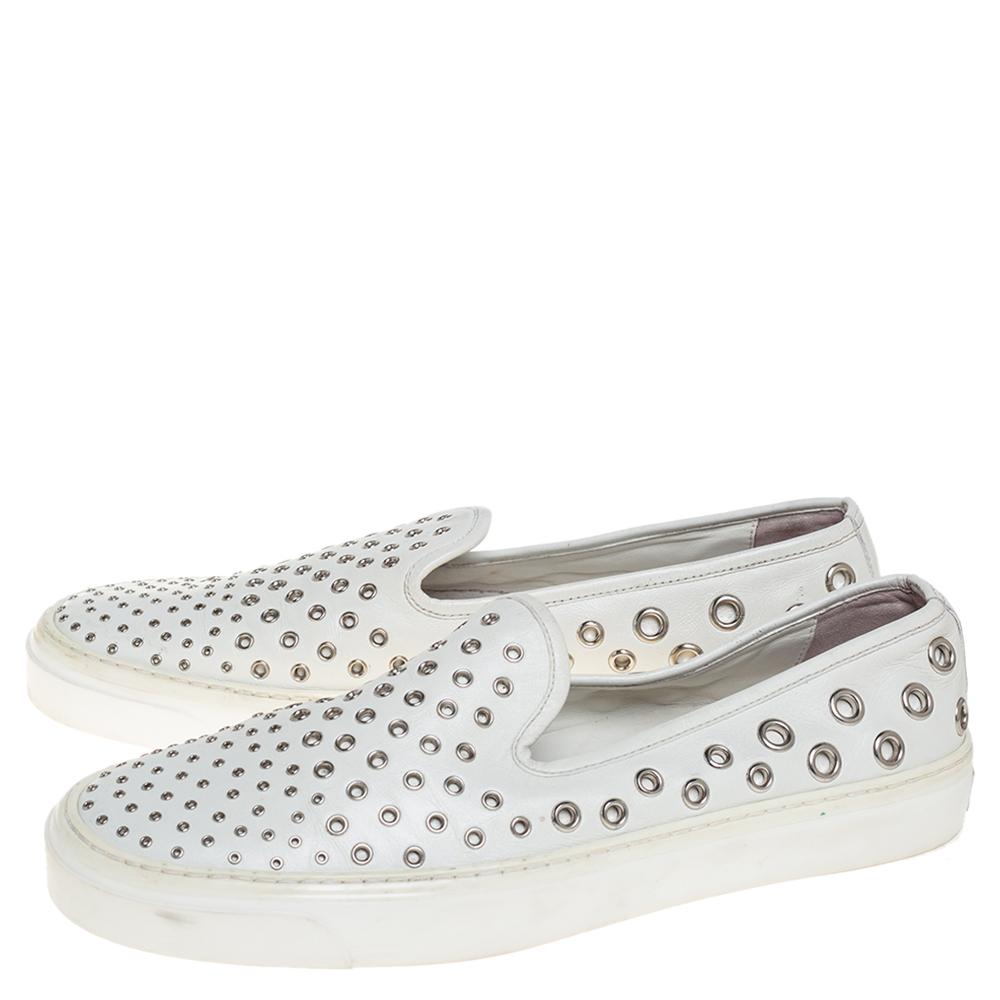 Gucci Cuero Blanco Ojal Embellished Slip On Sneakers Talla 38.5 en Bueno Estado en Dubai, Al Qouz 2