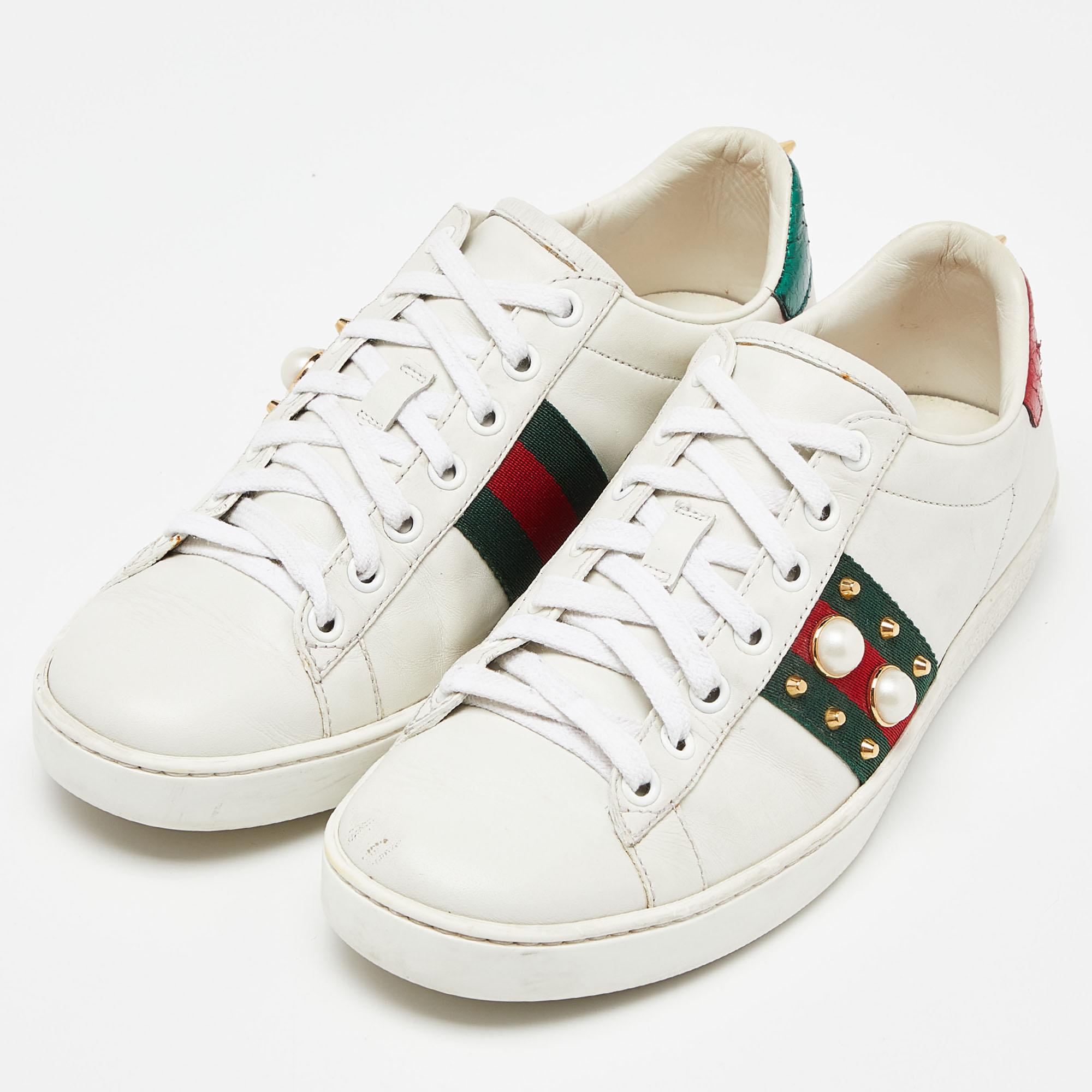 Gucci White Leather Faux Pearl and Spike Embellished Ace Sneakers Size 38 In Good Condition For Sale In Dubai, Al Qouz 2