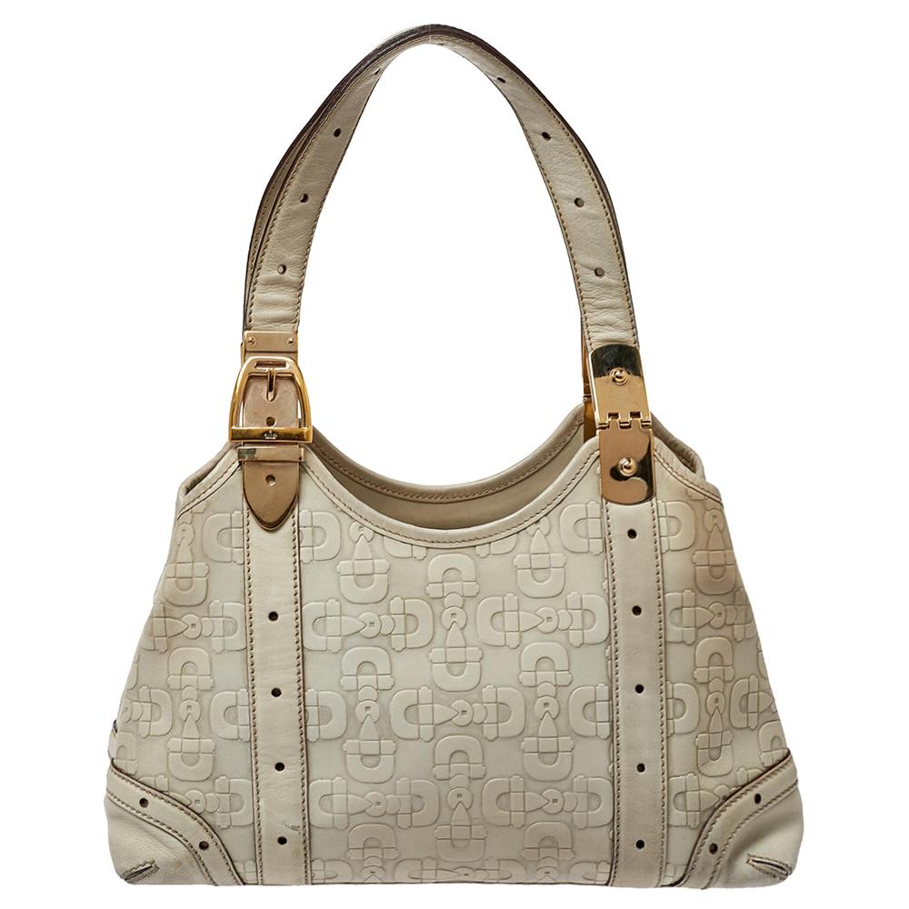 Complete a stylish look with this beautiful Gucci tote. Crafted from leather, it has the signature Horsebit motif embossed on the exterior and the fabric-lined interior houses a zip pocket. This tote is completed with dual handles and protective