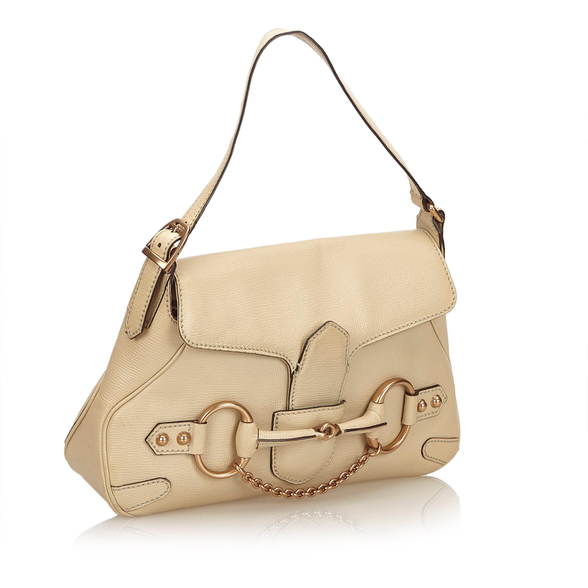 This handbag features a leather body, flat strap, top flap, horsebit and chain detail and interior zip pocket. It carries as B condition rating.

Inclusions: 
This item does not come with inclusions.

Dimensions:
Length: 20.00 cm
Width: 33.00