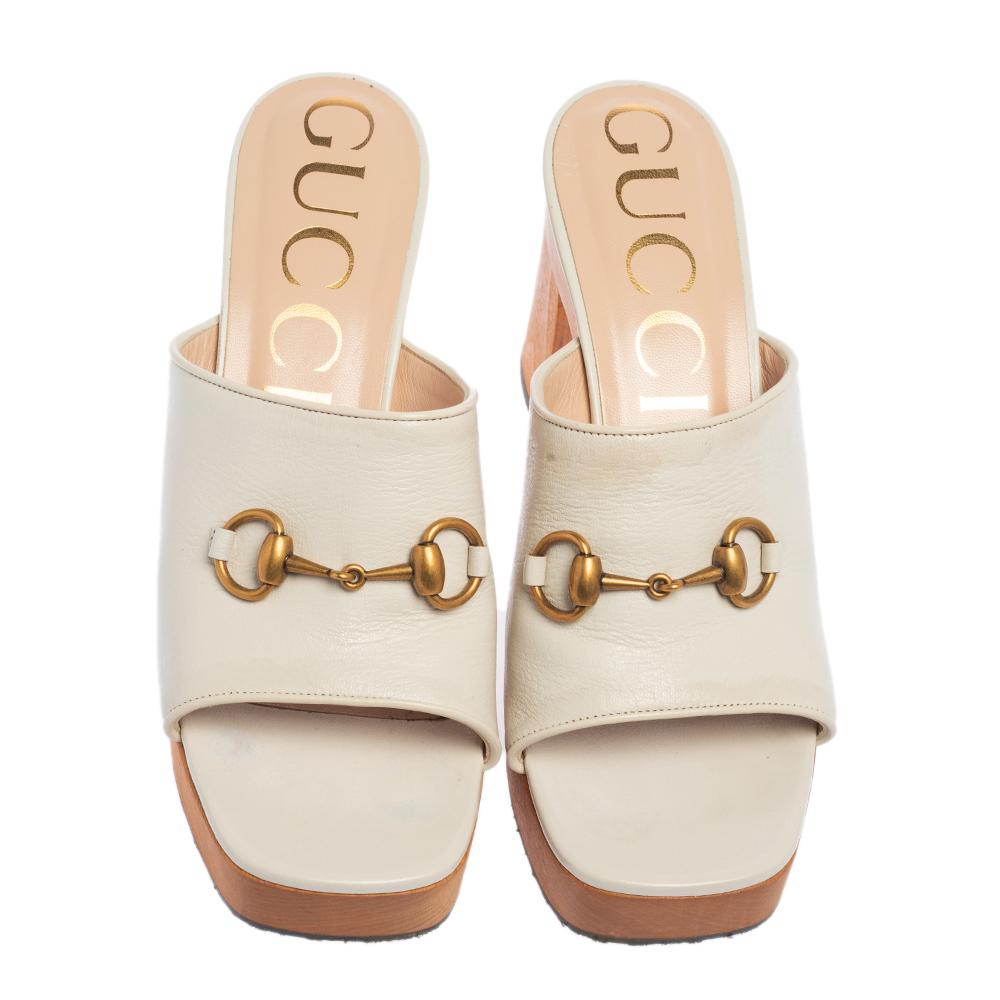 Assuring durability and minimal style, this pair of sandals from Gucci comes crafted from white-hued leather and detailed with the Horsebit logo on the uppers. The sandals are set on platforms and 9 cm heels.

Includes: Original Dustbag

