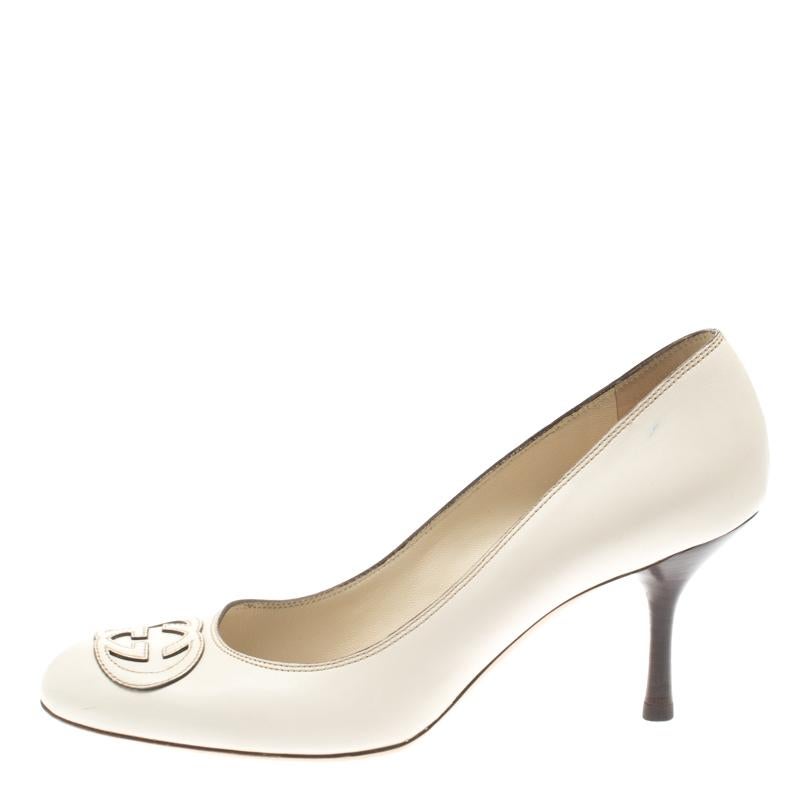 Effortlessly stylish, these Gucci pumps deserve a special place in your wardrobe! The white pumps are crafted from leather and feature round toes. They have been styled with the signature interlocking G applique on the uppers and come equipped with