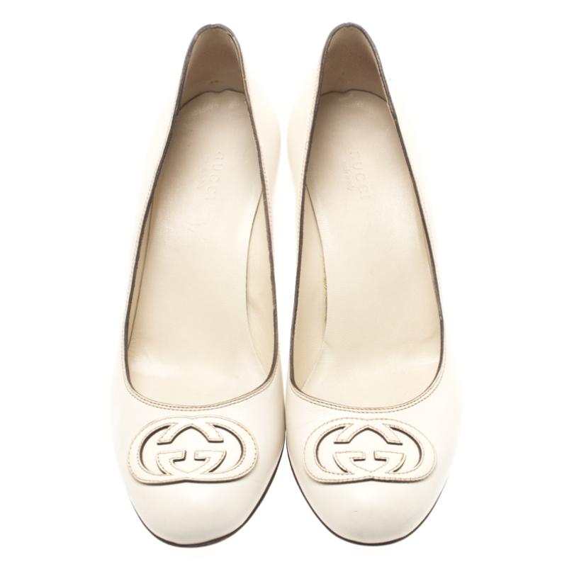 Effortlessly stylish, these Gucci pumps deserve a special place in your wardrobe! The white pumps are crafted from leather and feature round toes. They have been styled with the signature interlocking G applique on the uppers and come equipped with
