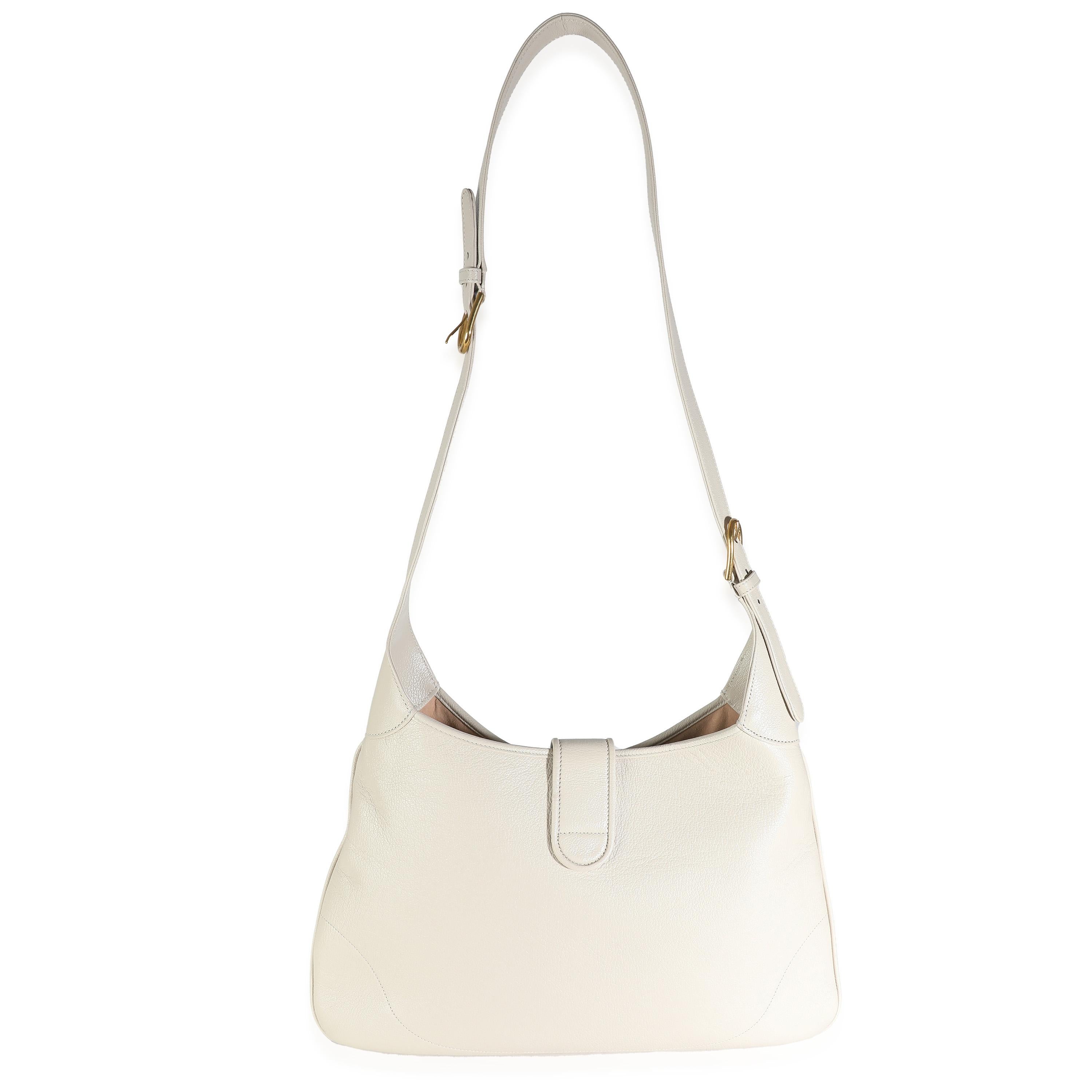 Listing Title : Gucci Large Aphrodite Hobo en cuir blanc
SKU : 138493
MSRP : 2400.00 USD
Condit : Usagé 
Condition du sac à main : Excellent
Commentaires sur l'état : L'article est en excellent état et présente de légers signes d'usure.  Légères