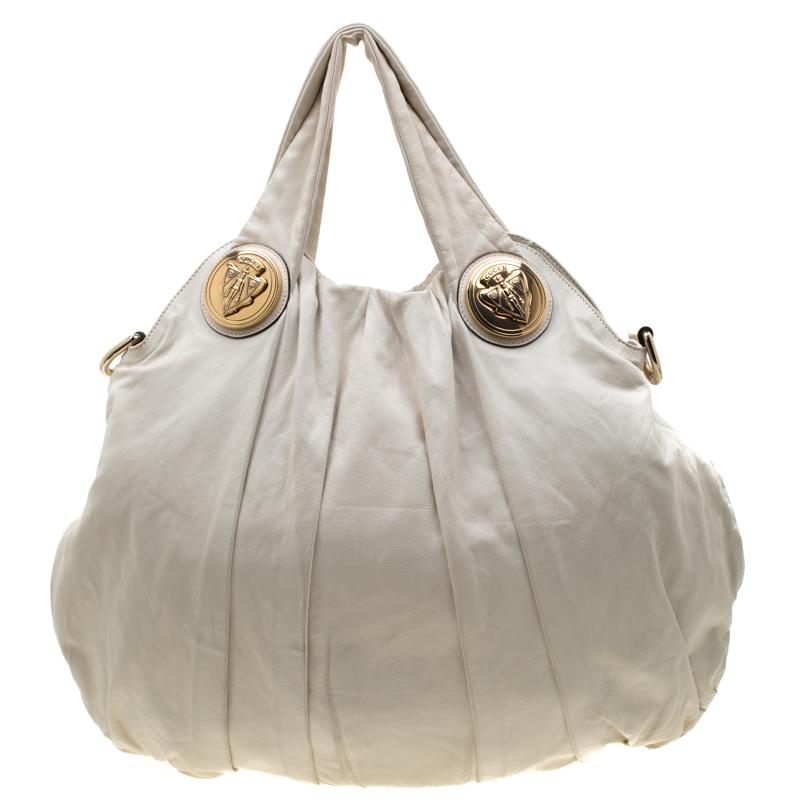 This Gucci hobo is built for everyday use. Crafted from leather, it has a white exterior and two handles for you to easily parade it. The fabric insides are sized well and the hobo is complete with the signature emblems.

Includes: The Luxury Closet