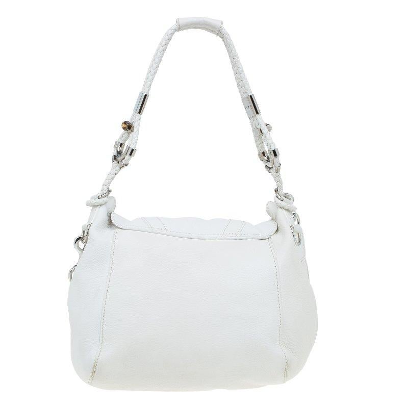 Carrying the legendary design story of Horesbit, the Gucci large Techno bag is an exquisite style accessory. Crafted in white leather, it comes with a braided top handle and a shoulder strap for a modern carrying. The polished silver-tone adornments