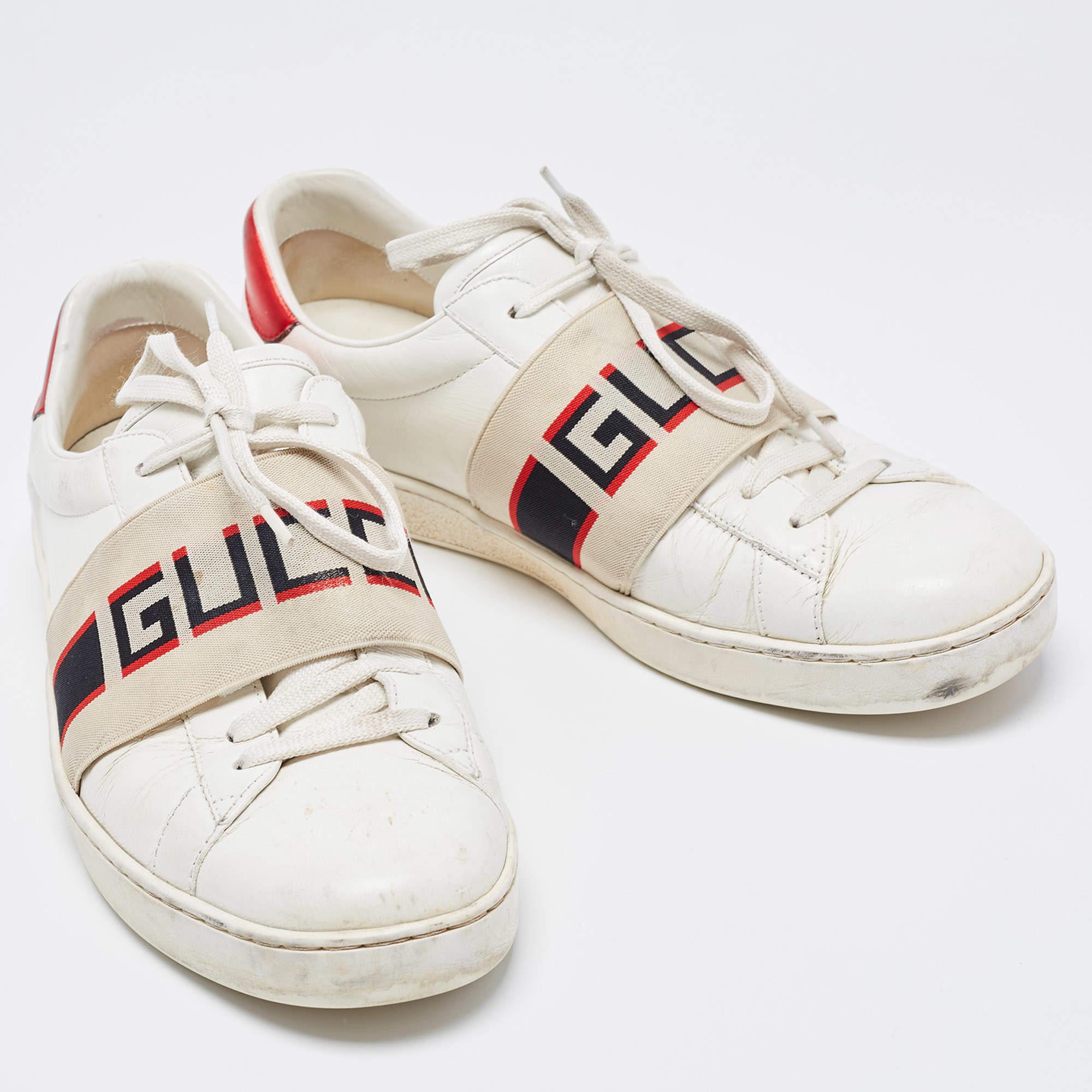 Queste sneakers di design, dalla silhouette classica, sono una combinazione perfetta di lusso, comfort e stile. Queste sneakers sono rifinite con dettagli firmati e comode solette.

