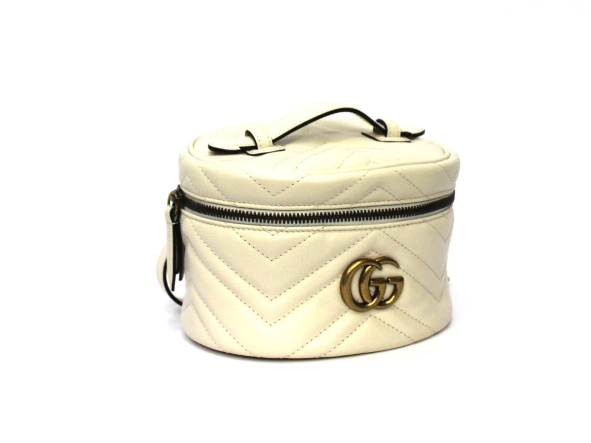 Gucci Marmont line backpack made of white leather with
golden hardware.Equipped with top handle in leather and straps in the back in leather and chain.
Zip closure, not very large inside. The backpack is in impeccable condition, equipped with its