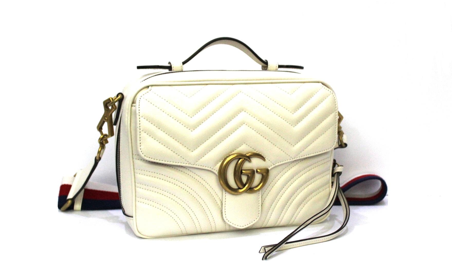 Gucci bag Marmont line made of white leather with golden hardware.
Equipped with top handle and removable web band shoulder strap.
Zip closure, internally large enough. Equipped with front pocket with flap.
The bag is in excellent condition.