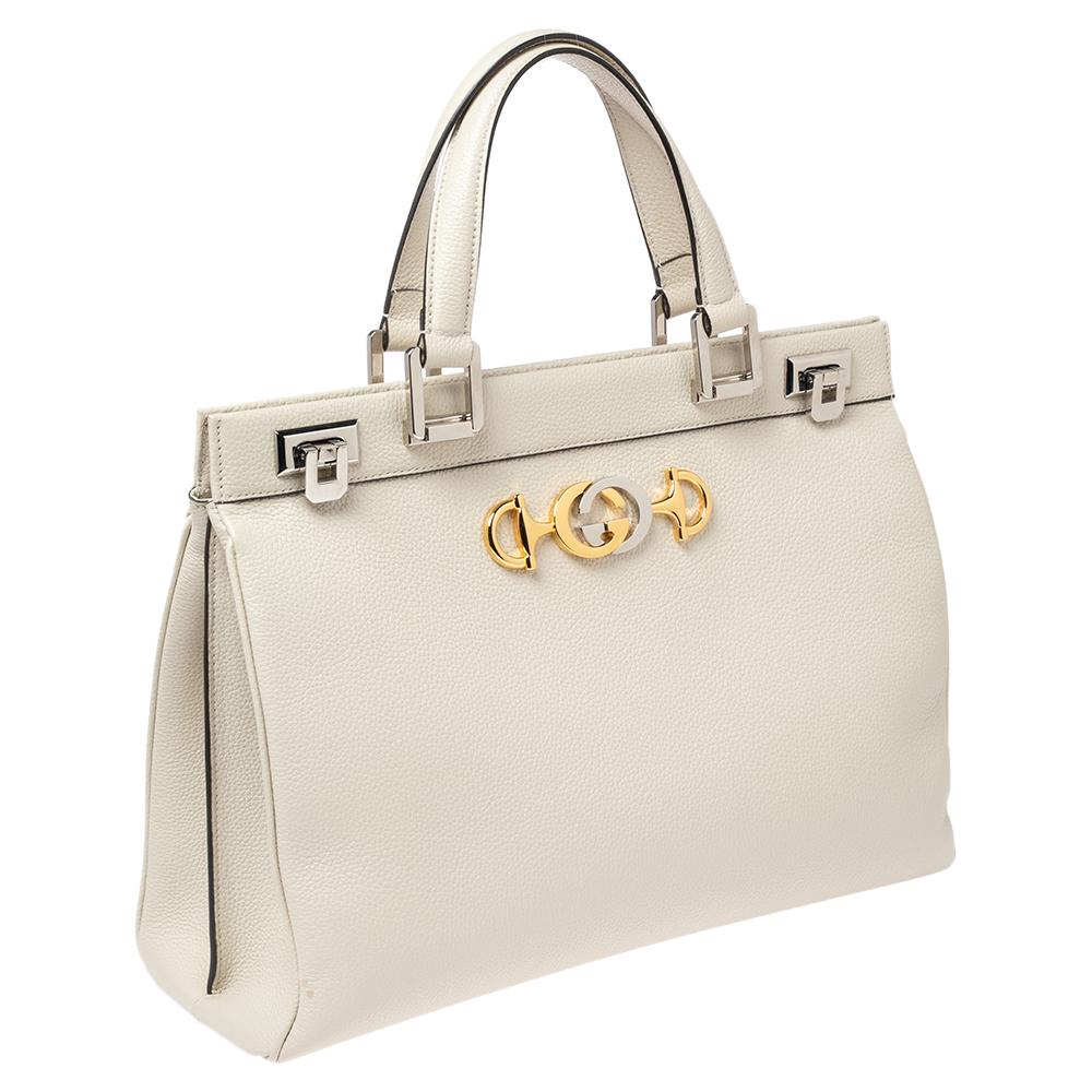 Die Zumi-Linie von Gucci ist nach der Schauspielerin und Musikerin Zumi Rosow benannt. Diese Tasche vereint zwei charakteristische Merkmale - das ineinander greifende GG Logo und das Horsebit - zu einem unverwechselbaren Look, der schick und