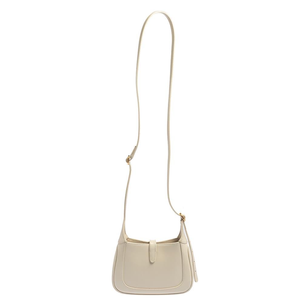 This Gucci 1961 Jackie bag will never fail you. Crafted from leather in Italy, this gorgeous number has the signature closure in gold-tone hardware that opens up to a spacious Alcantara interior. Complete with an adjustable shoulder strap, this bag
