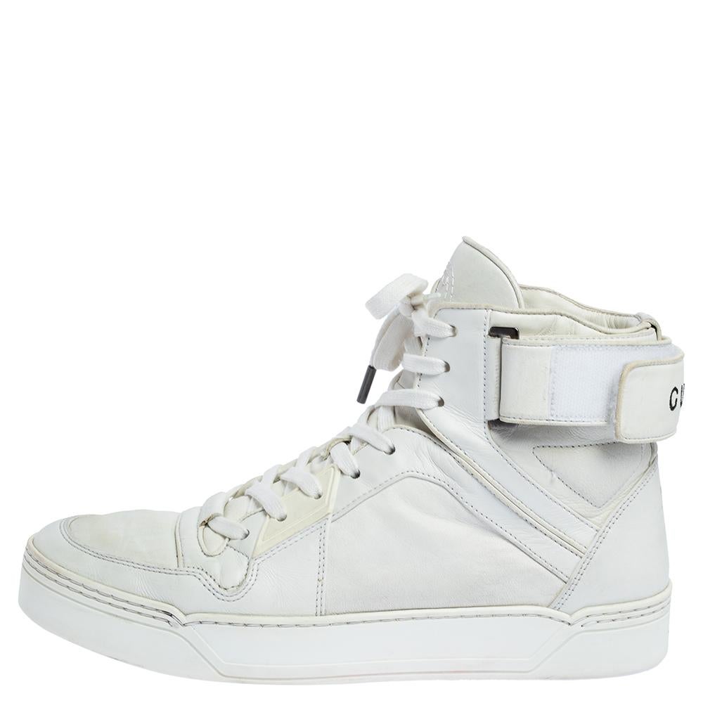 Featuring a classy high top silhouette that makes it iconic and chic, this pair of sneakers from the house of Gucci is designed to impart a look of stylish dapperness to your attire. Pair these white-hued leather shoes with your casual attires and