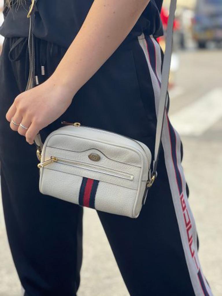 Gucci bag Ophidia line, made of white leather with golden hardware.
Zip closure, not very large inside.
Equipped with adjustable leather shoulder strap. The bag is in excellent condition.

Dimensions: 5 × 17 × 12 cm