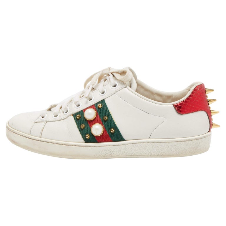 Gucci Sneakers Ace in pelle bianca impreziosita da perle e borchie