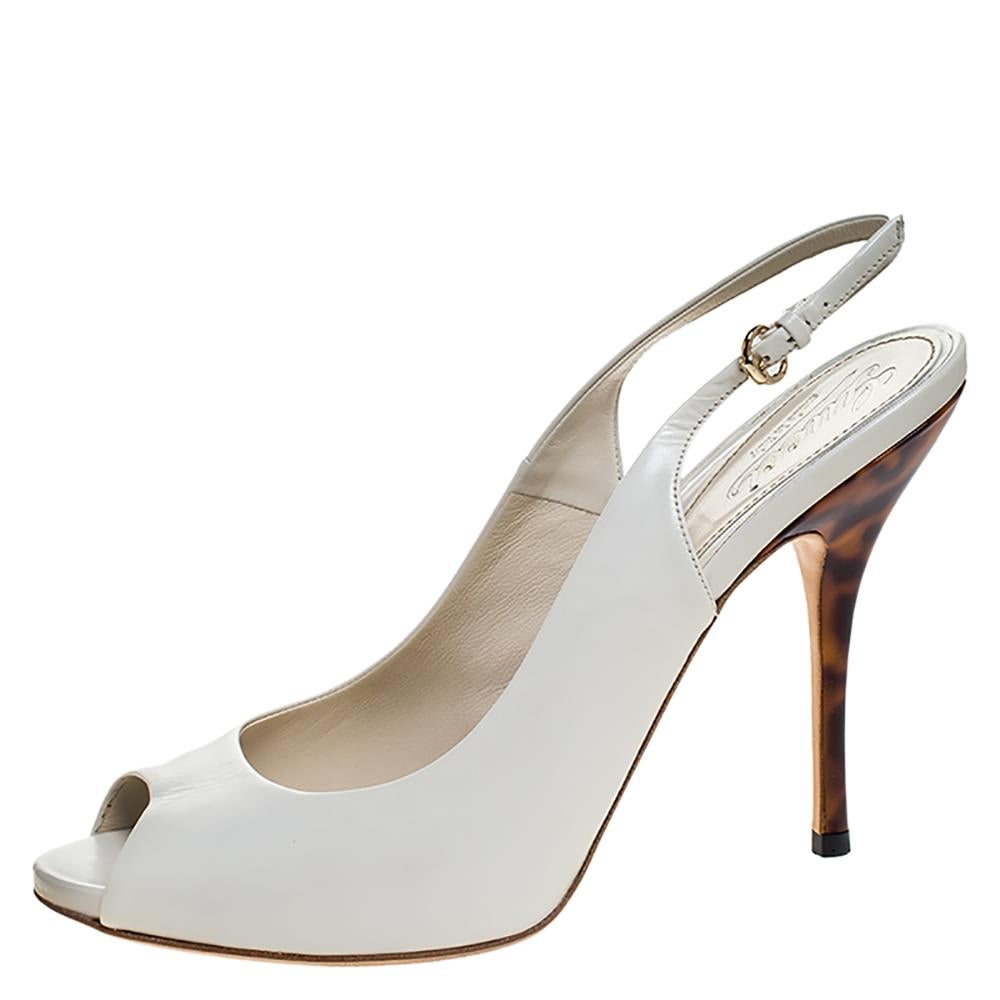 These sandals from Gucci will lend a stylish edge to your feet. They are crafted from leather and feature peep toes, buckle slingbacks and 12 cm heels. These exclusive white sandals are just what you need to take your style a few notches