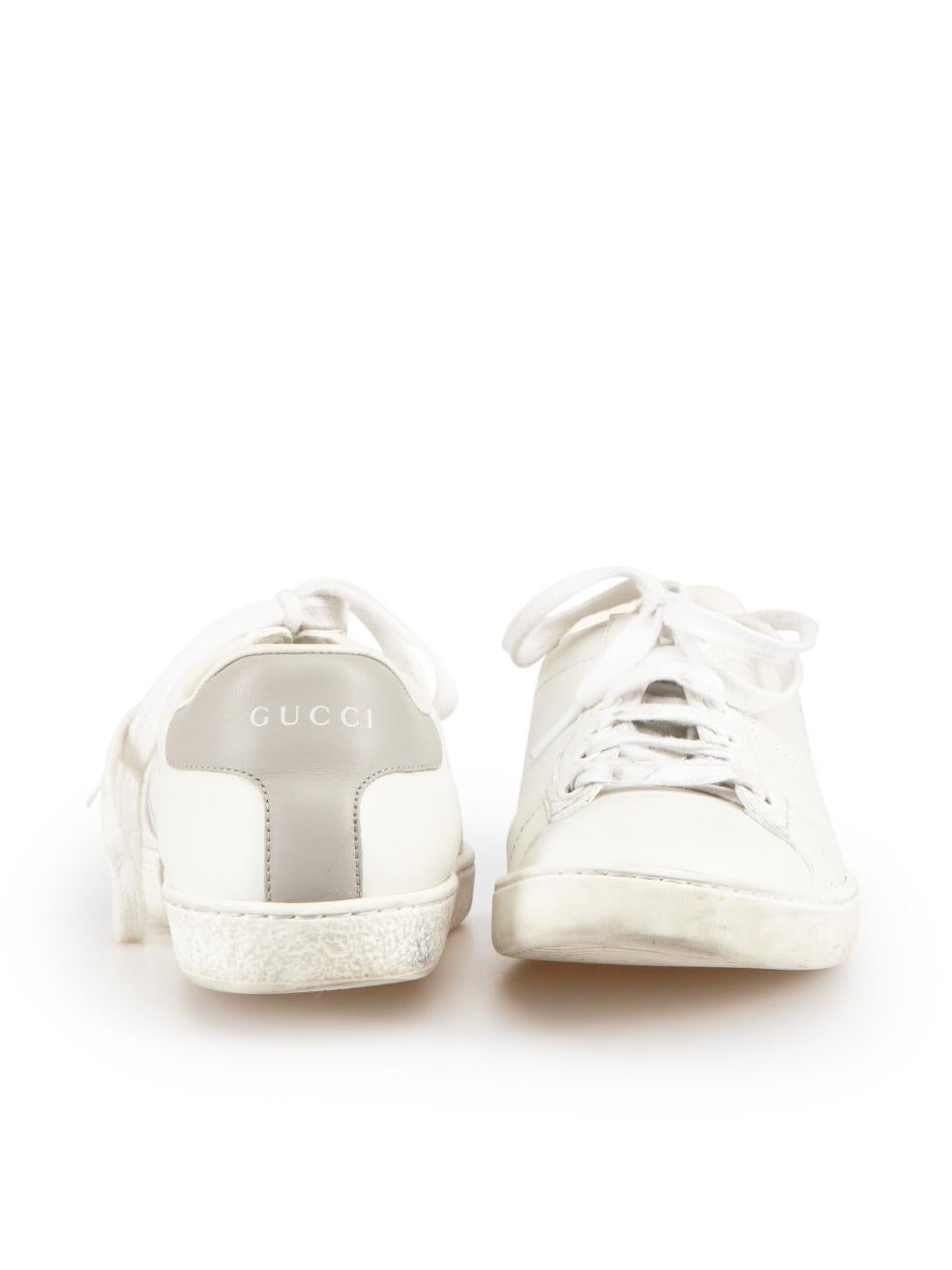 Gris Gucci Chaussures en cuir blanc perforé avec logo GG Taille IT 38 en vente