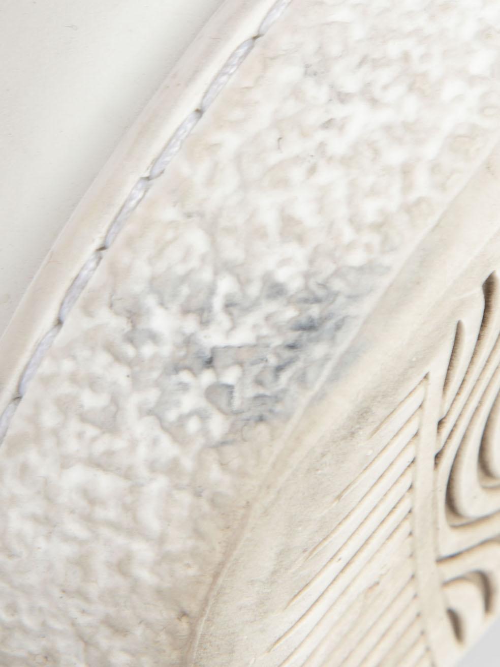 Gucci Chaussures en cuir blanc perforé avec logo GG Taille IT 38 en vente 2