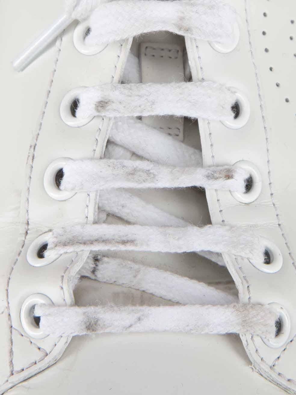 Gucci Chaussures en cuir blanc perforé avec logo GG Taille IT 38 en vente 4