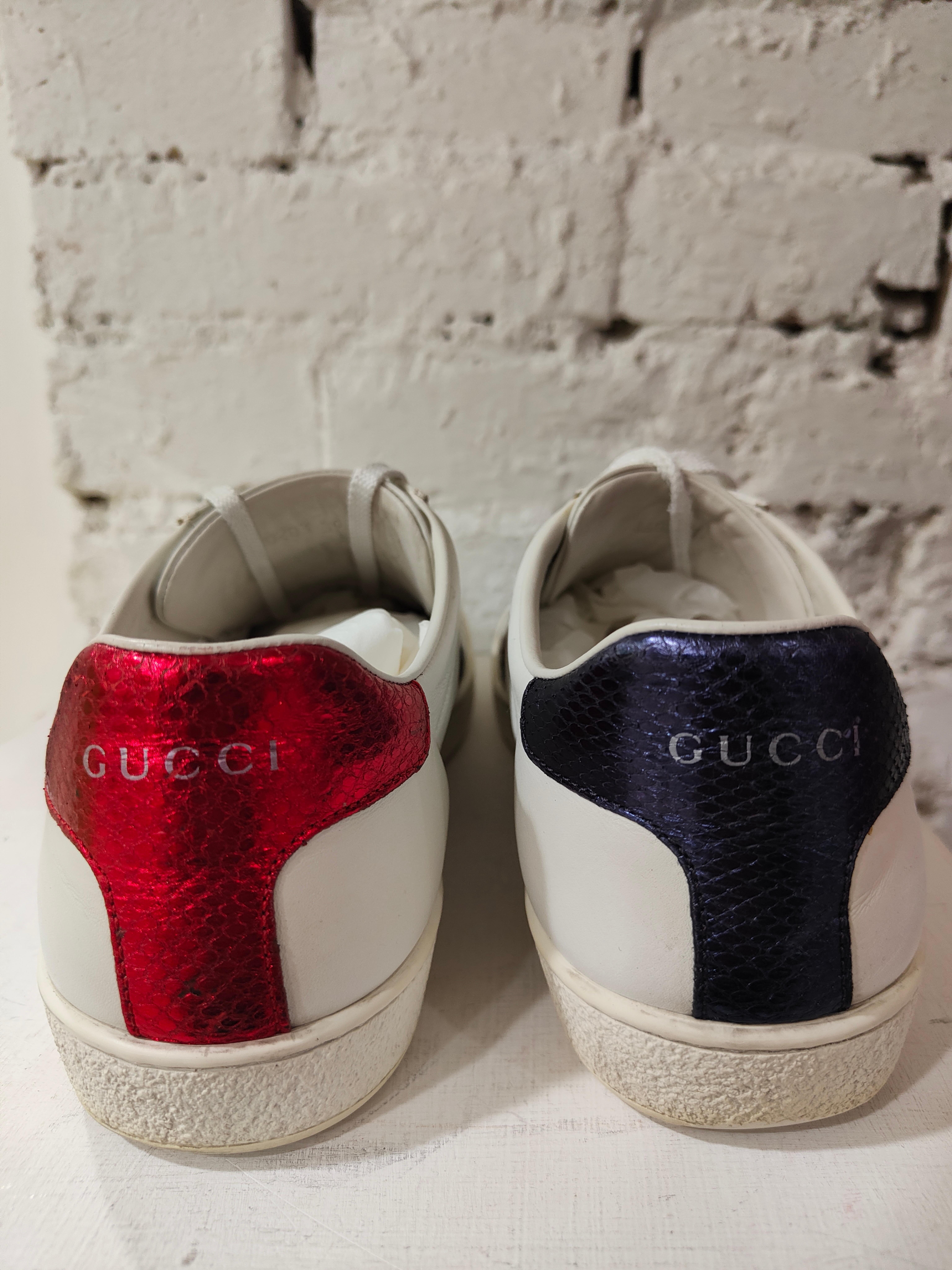Gucci Turnschuhe aus weißem Leder mit roten und blauen Mustern 
Schlangen mit Swarovski-Steinen
vollständig in Italien hergestellt
Größe 39