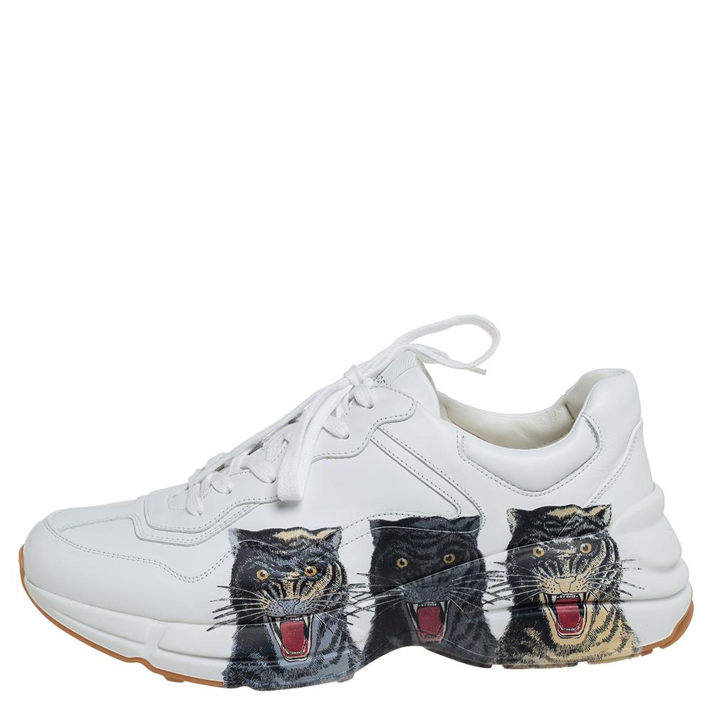 Designed into a chunky size, these Rhyton Gucci sneakers are not just stylish in appeal but also comfortable to wear. Crafted from leather, they are designed with tiger motifs atop a white background on the sides, that reflects Gucci's liking for