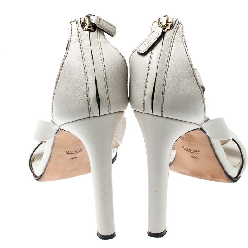 Gucci White Leather Saddle Soft Lux Ankle Cuff Sandals Size 40 In Good Condition In Dubai, Al Qouz 2