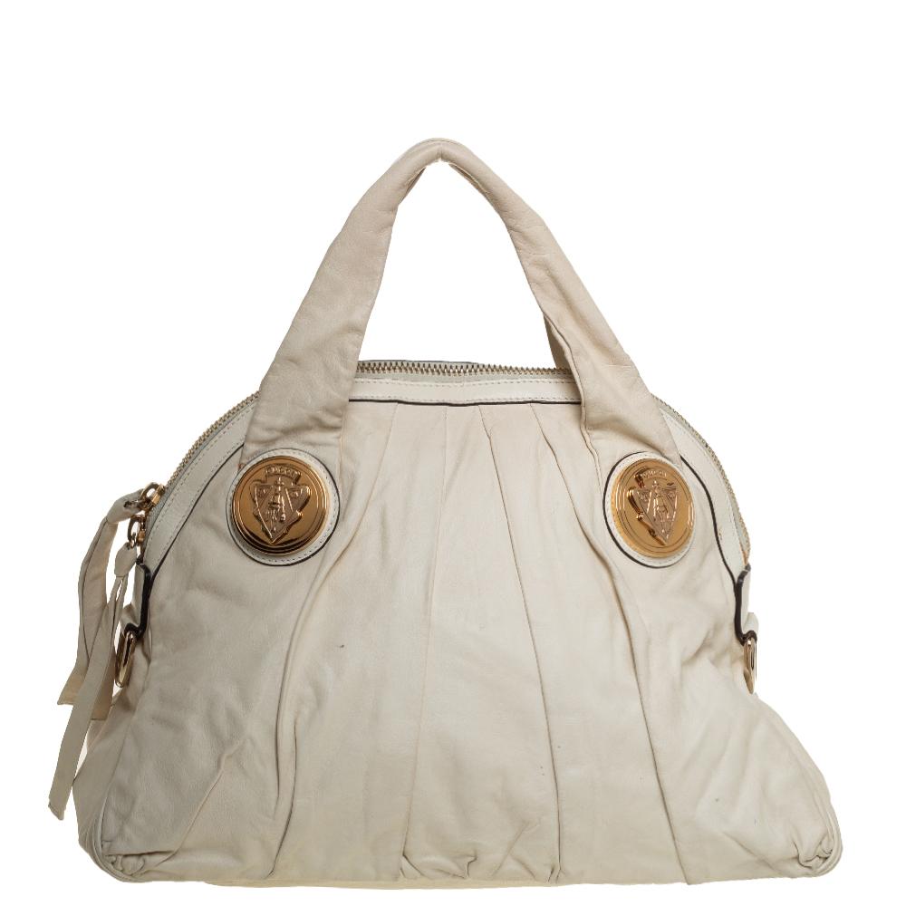 This Gucci hobo is built for everyday use. Crafted from leather, it has a white exterior and two handles for you to easily parade it. The canvas insides are sized well and the hobo is complete with the signature emblems.

Includes: Original Dustbag
