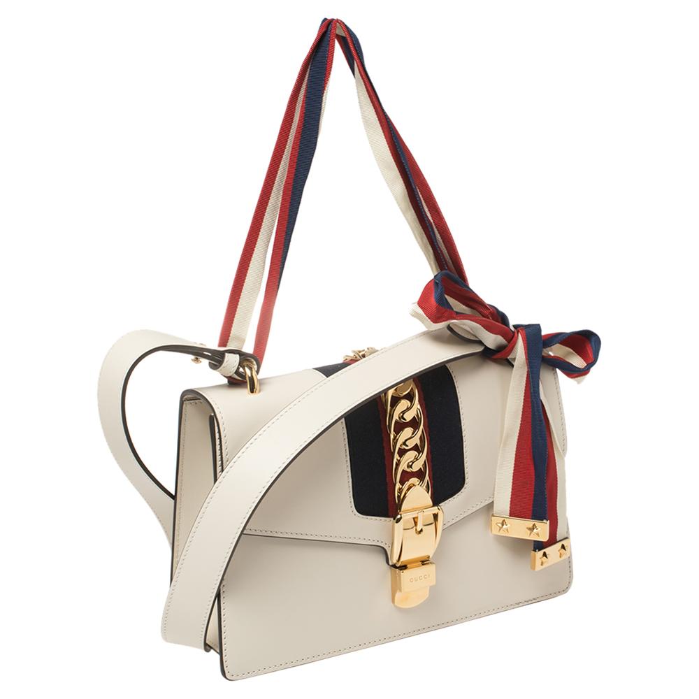 Gucci Borsa a tracolla Sylvie piccola in pelle bianca con catena a rete In condizioni buone a Dubai, Al Qouz 2
