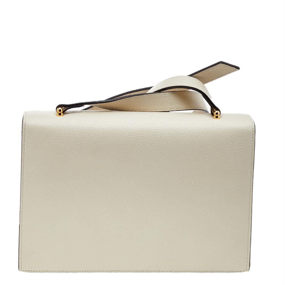 Masterfully created, this Gucci bag is a style icon you cannot do without. An excellent complement to your look is this bag in a shade of white. The bag will be a refined essential to your look, expertly tailored, this leather bag will be