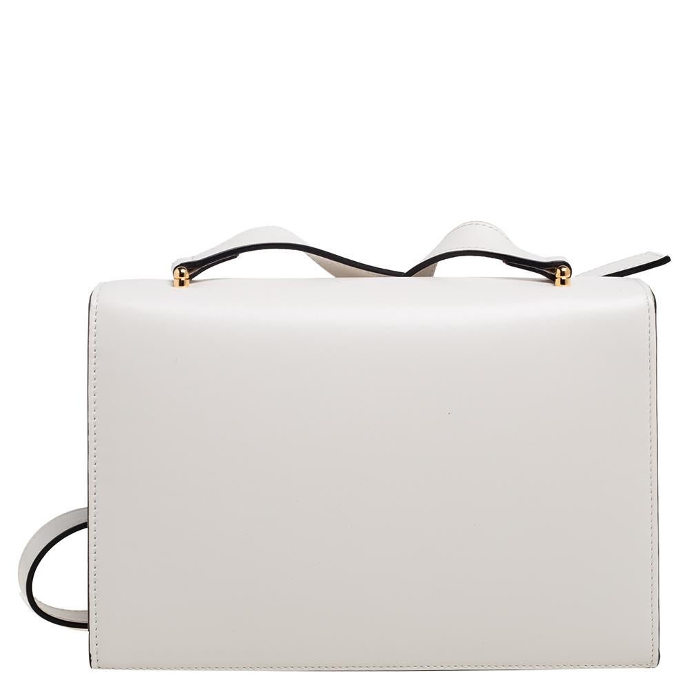 Masterfully created, this Gucci bag is a style icon you cannot do without. An excellent complement to your look is this bag in a shade of white. The bag will be a refined essential to your look, expertly tailored, this leather bag will be