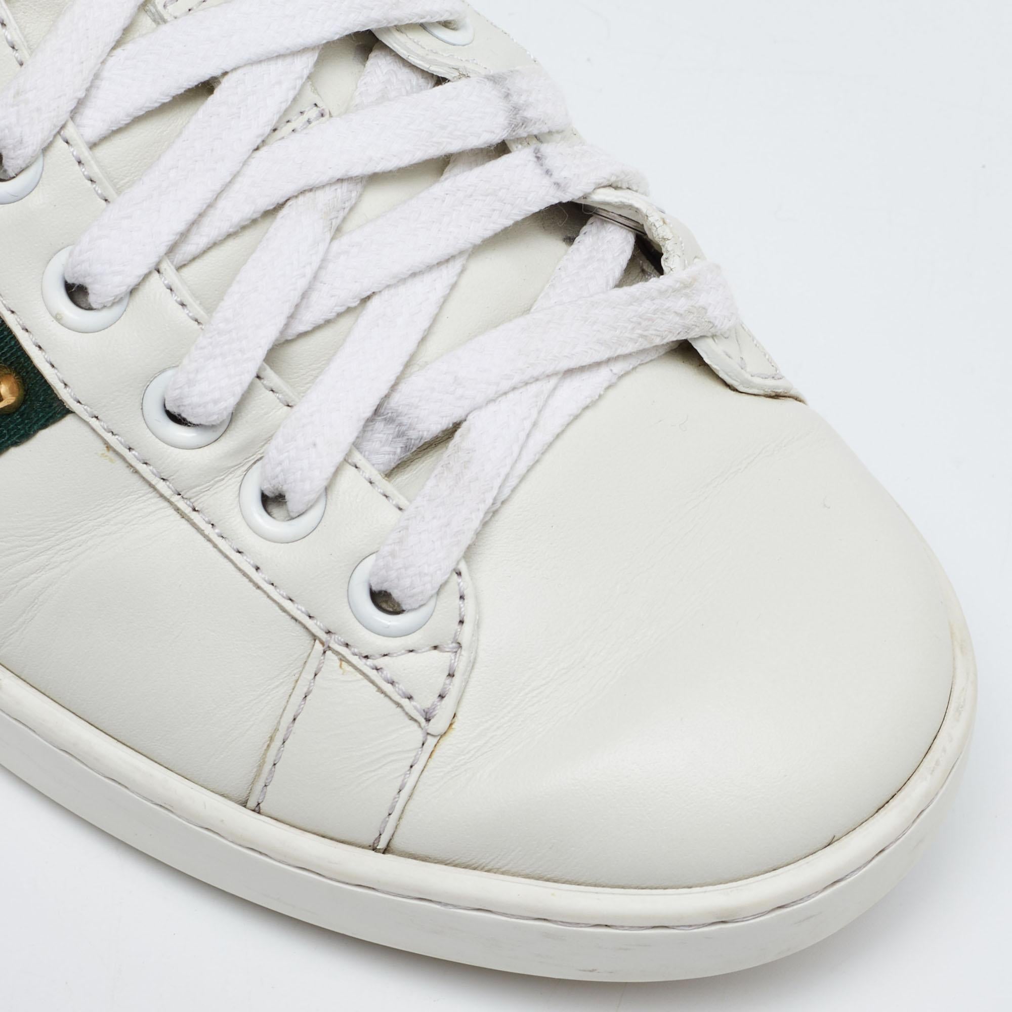 Gucci Weiße Ledersneakers mit Nieten und Spiked Ace Größe 36 im Zustand „Gut“ im Angebot in Dubai, Al Qouz 2