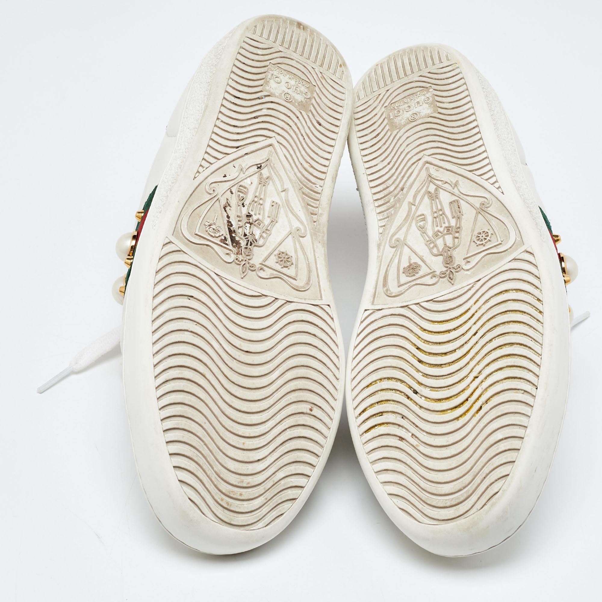 Gucci Weiße Ledersneakers mit Nieten und Spiked Ace Größe 36 Damen im Angebot
