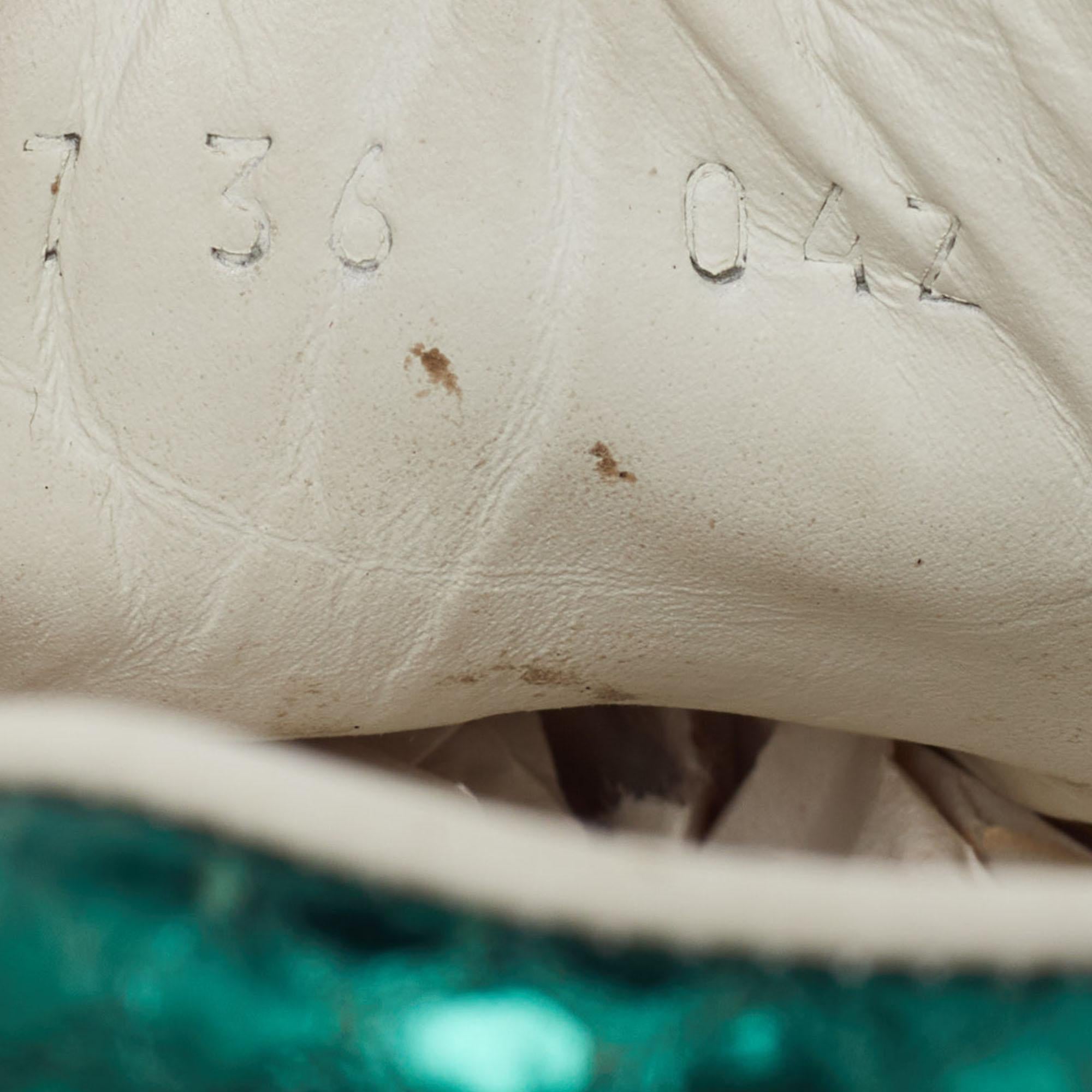 Gucci Weiße Ledersneakers mit Nieten und Spiked Ace Größe 36 im Angebot 4
