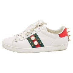 Gucci Weiße Ledersneakers mit Nieten und Spiked Ace Größe 36