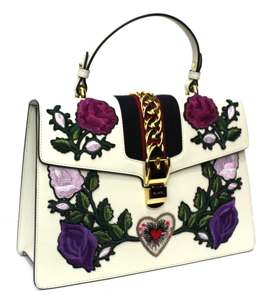 Gucci Sylvie model bag made of white leather with flower embroidery and web band decoration.

Leather handle and shoulder strap. Internally quite large.

Beautiful and impactful, like new condition.