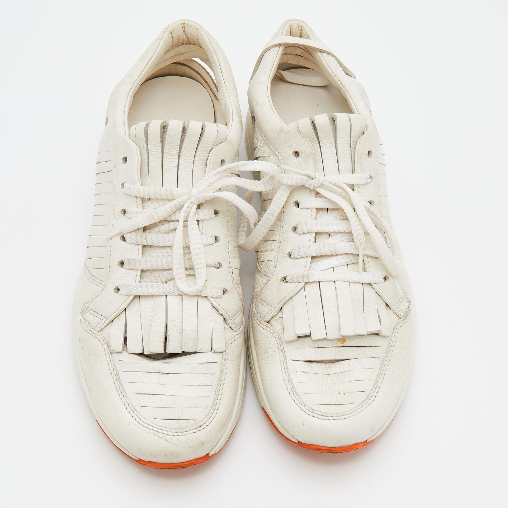 Diese schicken weißen Sneakers von Gucci sind genau das, was Sie für Ihren Look brauchen. Das aus Leder gefertigte Paar ist mit Schnürsenkeln ausgestattet und wird von Quasten begleitet. Er verfügt über bequeme Einlegesohlen und ist mit einer