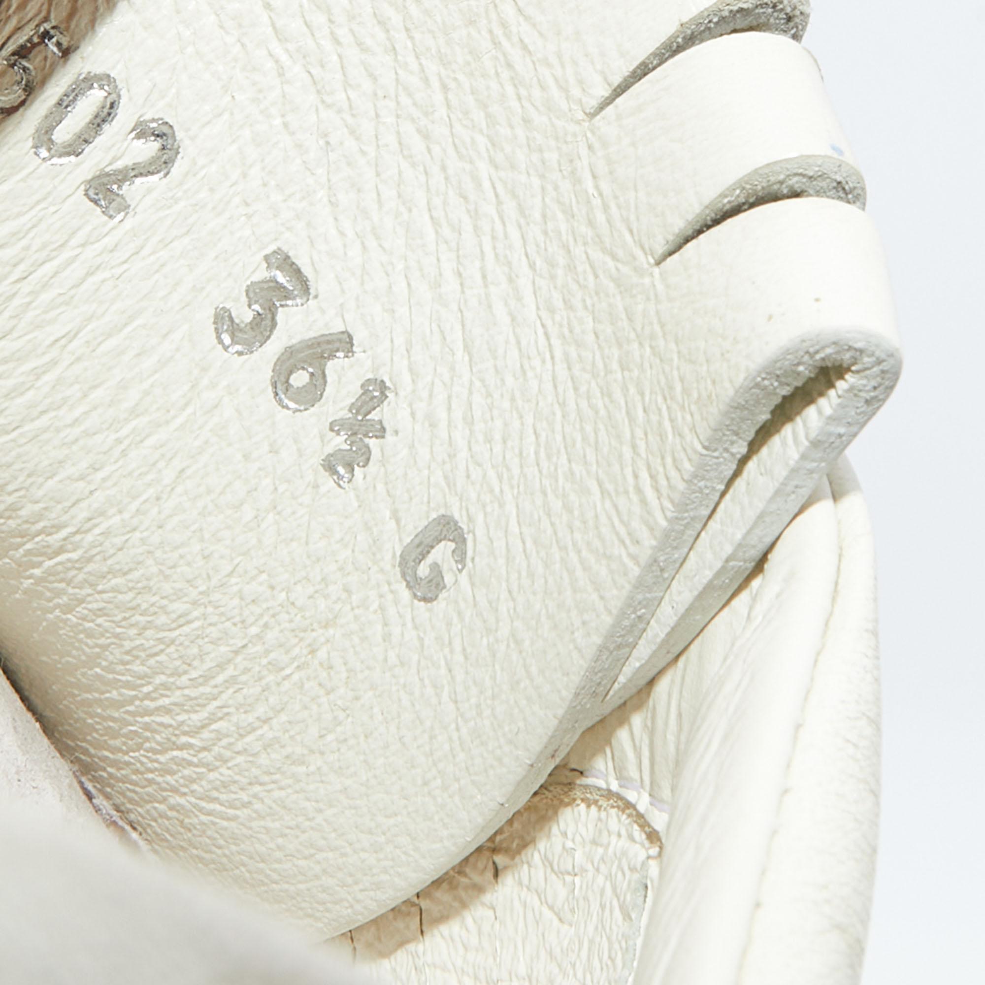 Niedrige Gucci-Turnschuhe aus weißem Leder mit Quaste Größe 36,5 im Angebot 2