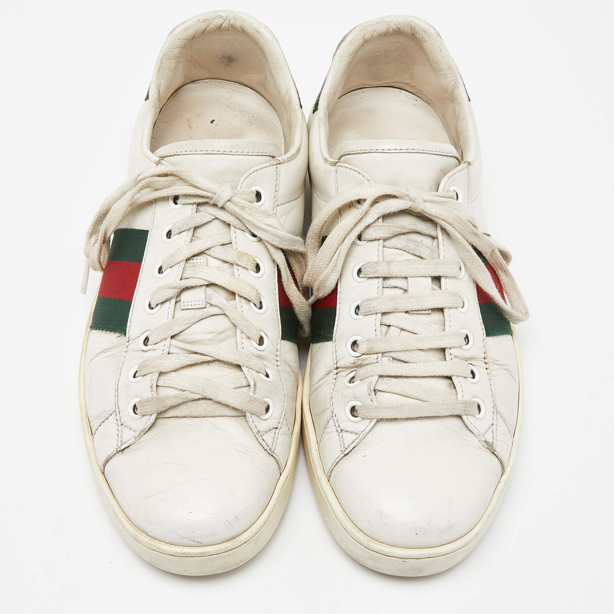 Weiße Leder Web Ace Low Top Turnschuhe von Gucci mit Absatz Größe 42.5 im Zustand „Relativ gut“ im Angebot in Dubai, Al Qouz 2