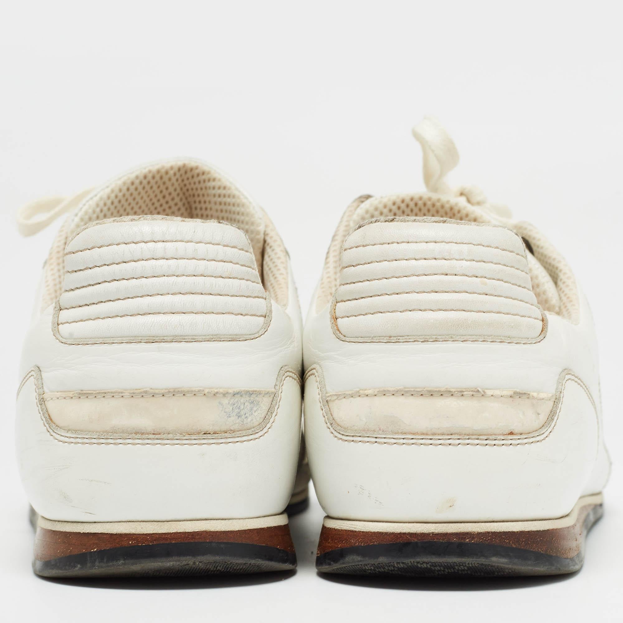 Luce tu mejor estilo cada vez que salgas a la calle con estas zapatillas Gucci. Fabricadas en piel, estas zapatillas tienen cordones, adornos de charol, detalles de red, suelas duraderas y plantillas de piel para mayor comodidad.

