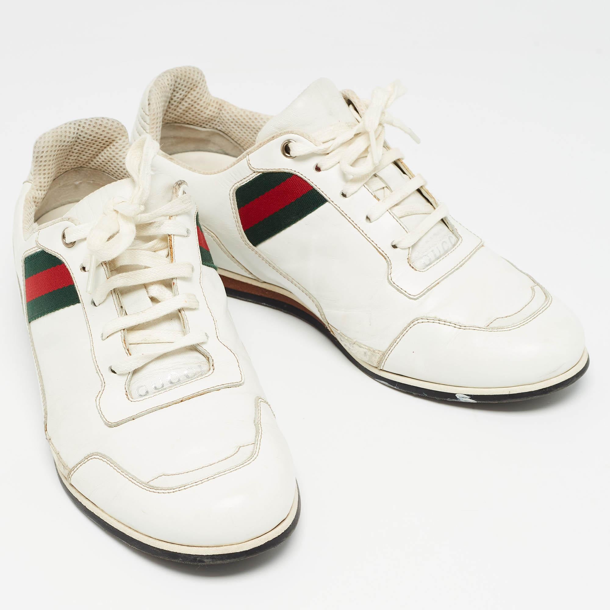 Gucci Piel Blanca Detalle Tela Zapatillas Bajas Talla 41 en Bastante bueno estado para la venta en Dubai, Al Qouz 2