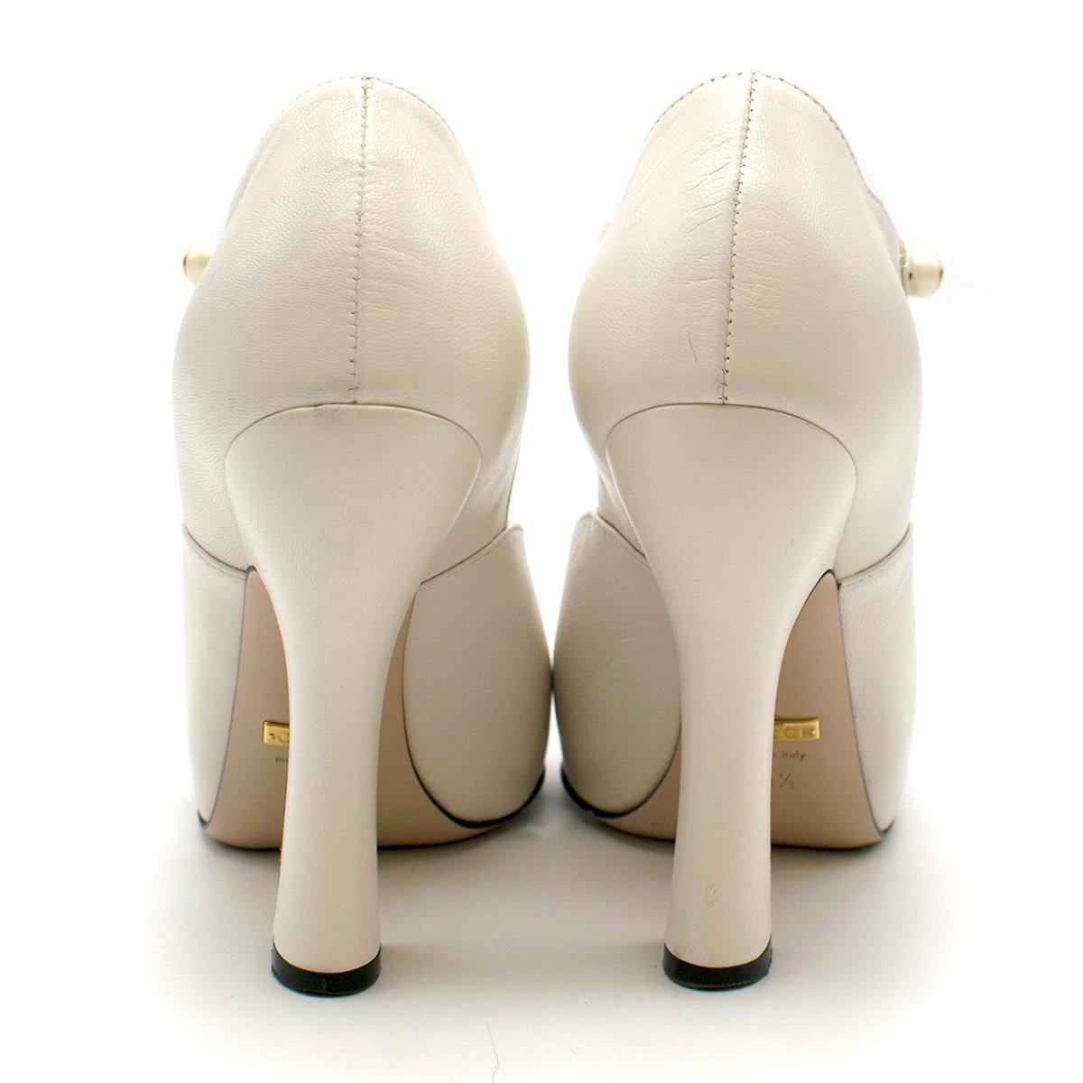 Gucci White 'lesley' Ankle Strap Pumps IT 35.5 In Good Condition In London, GB