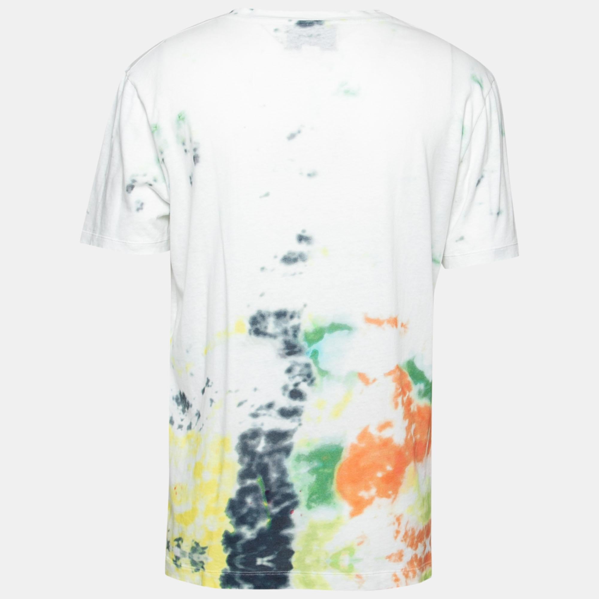 This T-shirt from the House of Gucci is all about sporting a classy and comfy style. It is tailored from white cotton fabric, which is elevated with tie-dye prints and logo detail. It displays short sleeves. This Gucci T-shirt is great for casual