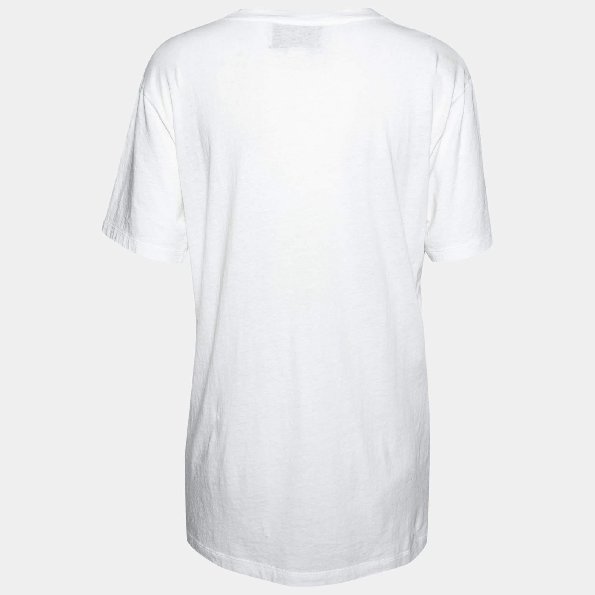 ¿No es adorable esta camiseta de Gucci? La creación blanca está hecha de cómodo algodón y presenta una silueta relajada desgastada. Luce un estampado con el logotipo de la firma y un diseño floral en la parte delantera, y seguro que te sienta de