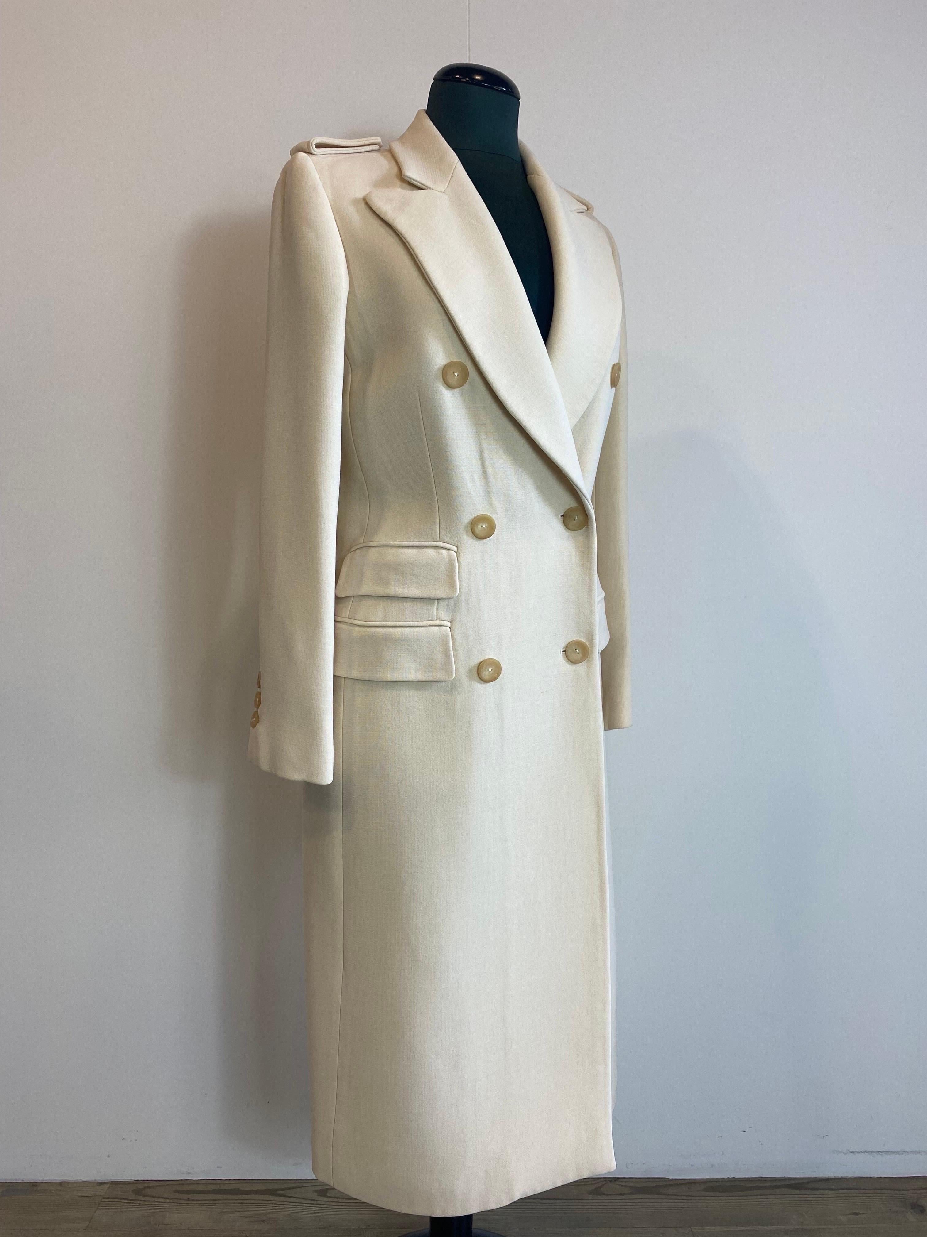 Bata blanca Gucci de Tom Ford 1996 F/W
La modelo Georgina Grenville lleva este abrigo para la campaña publicitaria del año.
De lana, forro de cupro. Color crema.
Modelo Coronel. De doble botonadura. 
Bolsillos cosidos. 
Talla 40.
Busto 41
Hombros