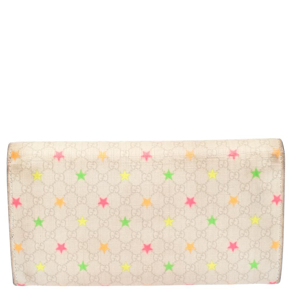 A beautiful wallet for stylish women, this Gucci continental wallet is perfect to carry along with you while you step out to run errands. Crafted in GG Supreme canvas and covered in neon stars, this wallet has enough slots and compartments to neatly