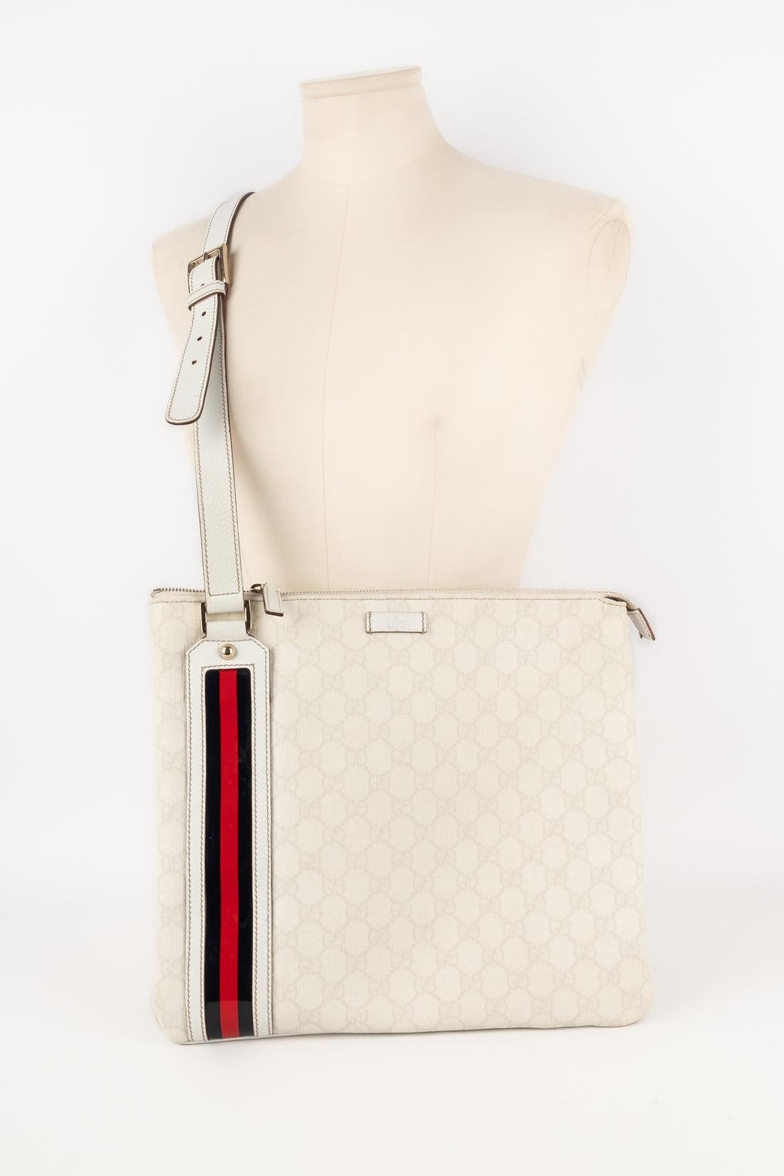 Gucci - (Made in Italy) White monogramed canvas bag. Inside made of fabric.

Additional information:
Condition: Very good condition
Dimensions: Height: 29 cm - Width: 33 cm - Depth: 1 cm - Handle: 115 cm

Seller Reference: S287